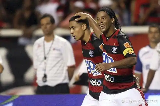 通过社交媒 通过社交媒